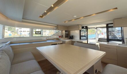 Salon Innenaufnahme der Lagoon 51 "Selanja" in Can Pastilla auf Mallorca