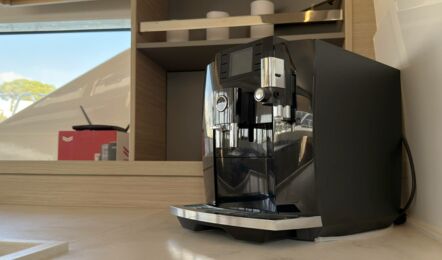 Kaffeemaschine Innenaufnahme der Lagoon 51 "Selanja" in Can Pastilla auf Mallorca