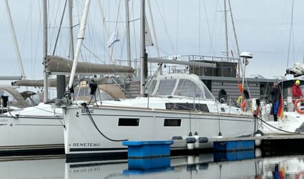 Bug Backbord Aussenaufnahme der Oceanis 35.1 "Bine" in Flensburg