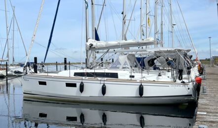 Backbord Aussenaufnahme der Oceanis 38.1 "Neela" in Heiligenhafen