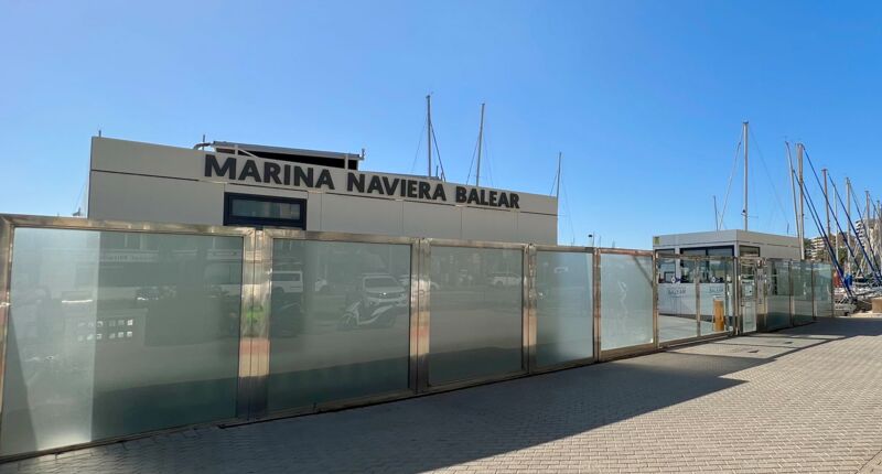 Bewachtes Eingangstor der Marina Naviera Balear – Sicherheit für Sie in Palma