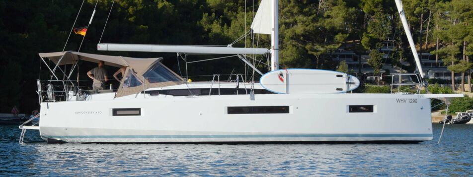 Steuerbord Aussenaufnahme der Sun Odyssey 410 "Lara" in Punat in Kroatien