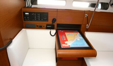 Kartentisch mit Bedienpanel der Sun Odyssey 419 Mira in Pula in Kroatien