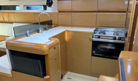 Pantry Innenaufnahme der Sun Odyssey 439 "Jason" in Pula in Kroatien