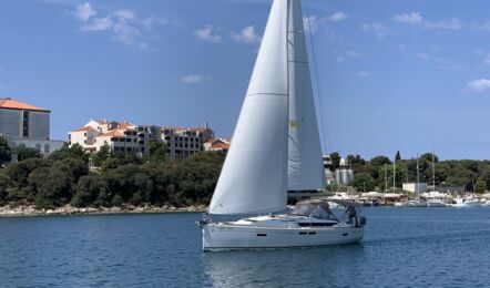 Backbord Bugaufnahme unter Segeln in Fahrt der Sun Odyssey 479 Vencel in Pula in Kroatien