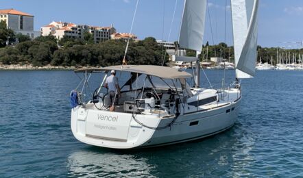 Steuerbord Heckaufnahme unter Segeln und offener Sprayhood der Sun Odyssey 479 Vencel in Pula in Kroatien