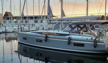 Backbord Aussenaufnahme der Bavaria C42 "Zazu" in Heiligenhafen