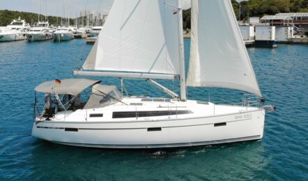 Steuerbord Aussenaufnahme der Bavaria Cruiser 37 "Bibi" in Pula in Kroatien