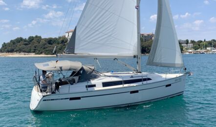 Steuerbord Aussenaufnahme der Bavaria Cruiser 37 "Bibi" in Pula in Kroatien