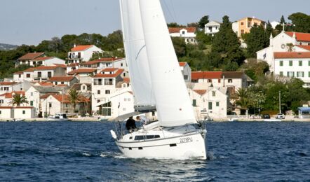 Steuerbord Bugaufnahme unter Segeln der Bavaria Cruiser 41 Maestral in Rogoznica in Kroatien