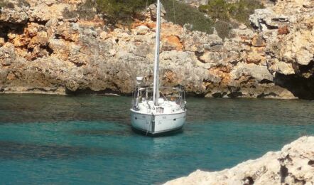 Bug Aussenaufnahme der Bavaria cruiser 45 "Eva" in Palma auf Mallorca