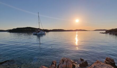 Steuerbord Aussenaufnahme des Katamarans Lagoon 40 "Vaiana" in Puant in Kroatien