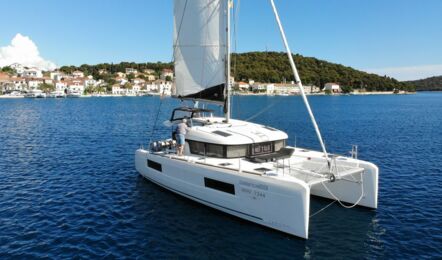 Steuerbord Bugaufnahme mit Blick auf das Vorschiff des Katamarans Lagoon 40 balance69 in Rogoznica in Kroatien