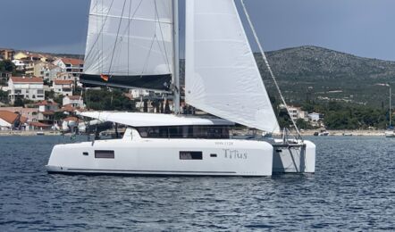 Steuerbord Bugaufnahme unter Segeln des Katamaran Lagoon 42.3 Titus in Rogoznica in Kroatien