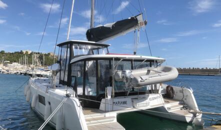 Steuerbord Aussenaufnahme unter Segeln eines Katamarans Lagoon 42 Marianne in Punat in Kroatien