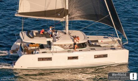 Steuerbord Aussenaufnahme unter Segeln eines Katamarans lagoon 46 auf Mallorca in Can Pastilla