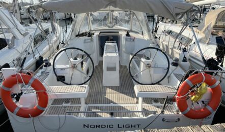 Steuerräder und Cockpit der Oceanis 35.1.2 Nordic Light in Heiligenhafen