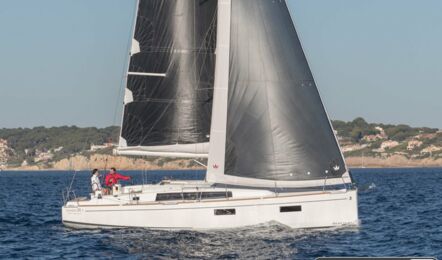 Steuerbord Aussenaufnahme einer Oceanis 38.1 in Rogoznica in Kroatien