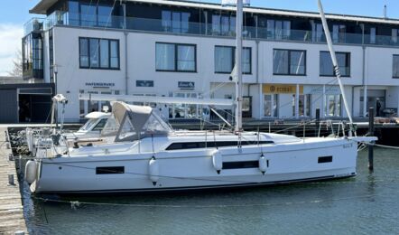 Steuerbord Aussenaufnahme der Oceanis 40.1 "Raya" in Heiligenhafen