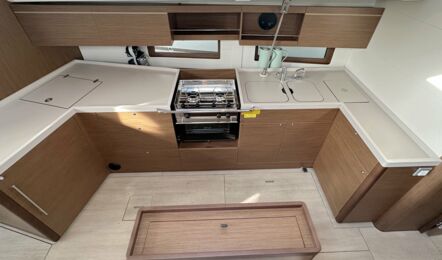 Pantry Innenaufnahme der Oceanis 46.1 "Sophia" in Can Pastilla auf Mallorca