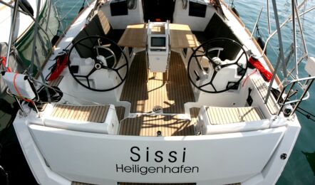 Heckaufnahme mit Cockpit der Sun Odyssey 389 Sissi in Punat in Kroatien