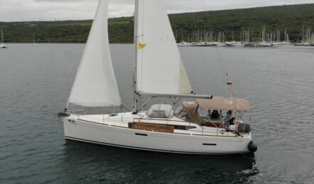 Backbord Aussenaufnahme der Sun Odyssey 389 "Sissi" in Punat in Kroatien