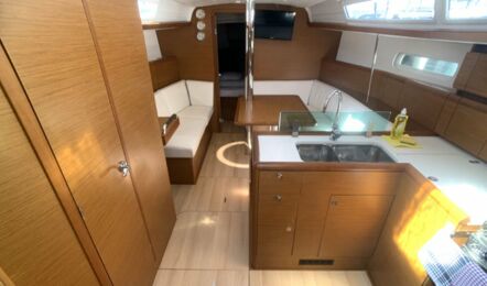 Salon mit Pantry der Sun Odyssey 389 Amadeus in Rogoznica in Kroatien