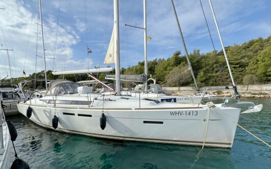 Steuerbord Aussenaufnahme der Sun Odyssey 409 "Veterano" in Rogoznica in Kroatien