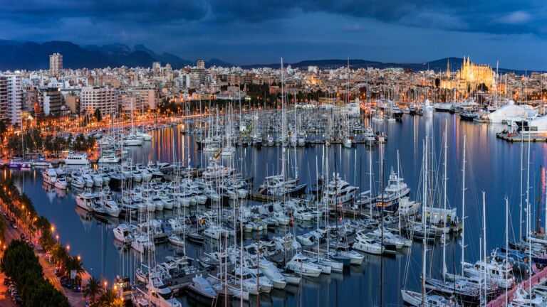Törnvorschlag 4 ab Can Pastilla: Blick auf den Yachthafen von Palma