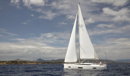 Backbord Aussenaufnahme der Bavaria C45 "Whisper" in Palma auf Mallorca