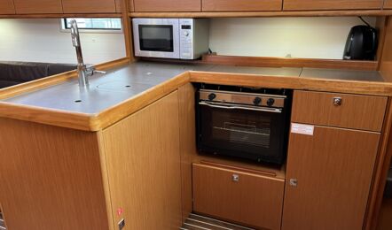 Pantry Innenaufnahme der Bavaria cruiser 37 "Finnyocean" in Heiligenhafen