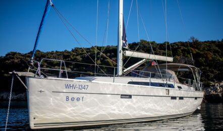 Backbord Bug Aussenaufnahme der Bavaria cruiser 46 "Beef" in Pula in Kroatien