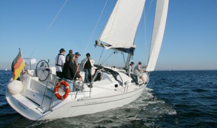 Heck Steuerbord Aussenaufnahme der Beneteau Cyclades 43.4 "Fix" in Heiligenhafen