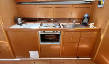 Pantry Innenaufnahme der Beneteau Cyclades 43.4 "Fix" in Heiligenhafen