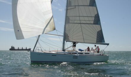 Backbordaufnahme unter Segel einer Dufour 40e Performance in Heiligenhafen