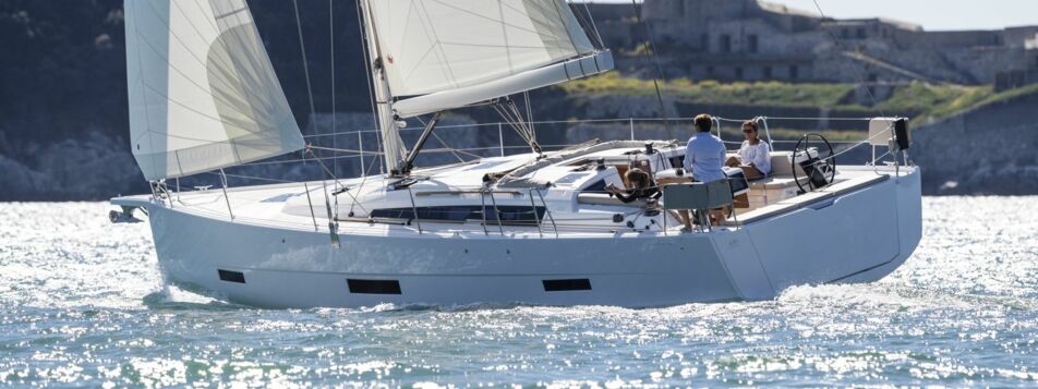 Backbordansicht eine Dufour 430 von 1. Klasse Yachten in Fahrt unter Segeln