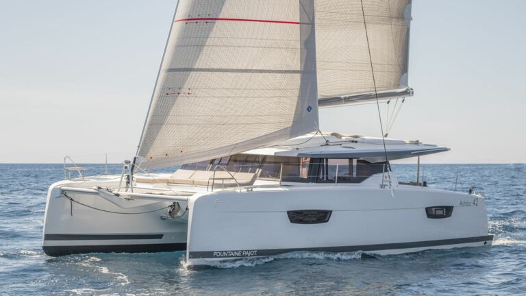 Bug Backbord Aussenaufnahme eines Astrea 42 Katamarans von Fountaine Pajot