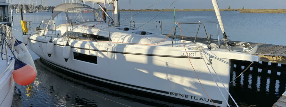 Steuerbord Bug Aussenaufnahme der Oceanis 30.1.2 "Lundi" in Flensburg