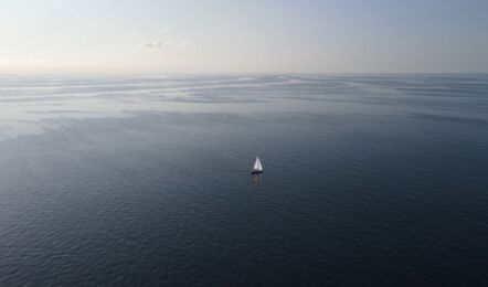 Drohnenbilder unter Segeln der Oceanis 40.1 Lioba 2 in Flensburg