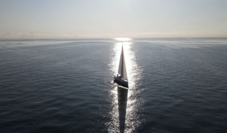 Drohnenbilder unter Segeln der Oceanis 40.1 Lioba 2 in Flensburg