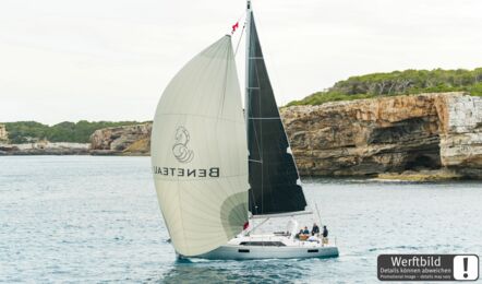 Backbord Aussenaufnahme einer Oceanis 41.1 in Heiligenhafen