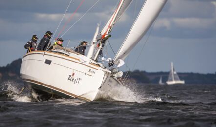 Steuerbord Bugansicht der Sun Odyssey 349 Sam in Flensburg