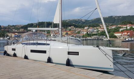 Steuerbord Aussenaufnahme der Sun Odyssey 410 "Lara" in Punat in Kroatien