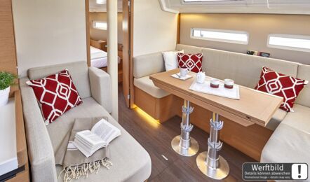 Salontisch Innenaufnahme einer Sun Odyssey 410 in Palma auf Mallorca