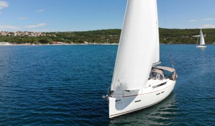 Bug Aussenaufnahme der Sun Odyssey 419 "Happy Welcome" in Puunat in Kroatien