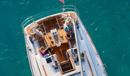 Cockpit Ansicht von oben einer Sun Odyssey 479 in Rogoznica in Kroatien