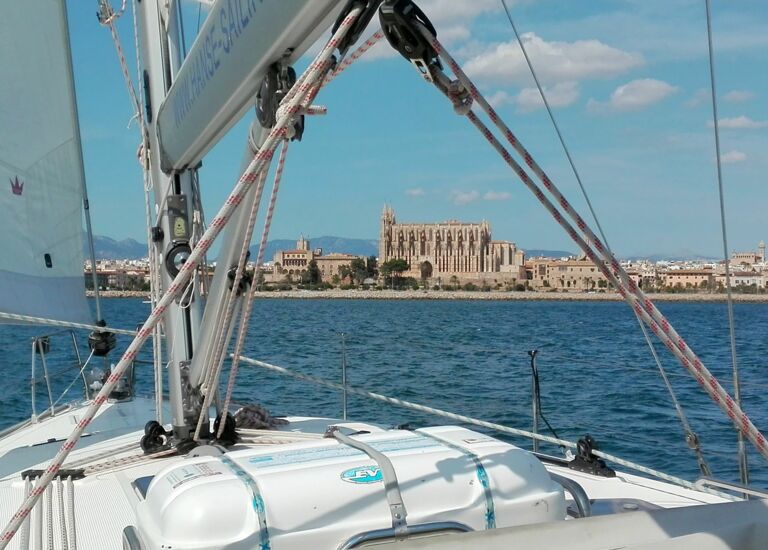 Segelyacht vor Palma mit Blick auf die Kathedrale La Seu