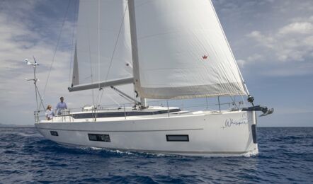 Steuerbord Bug Aussenaufnahme der Bavaria C45 "Whisper" in Palma auf Mallorca