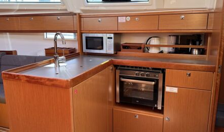 Pantry Innenaufnahme der Bavaria cruiser 37 "Lale" in Heiligenhafen