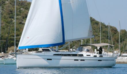 Backbord Aussenaufnahme einer Bavaria cruiser 46 in Rogoznica in Kroatien